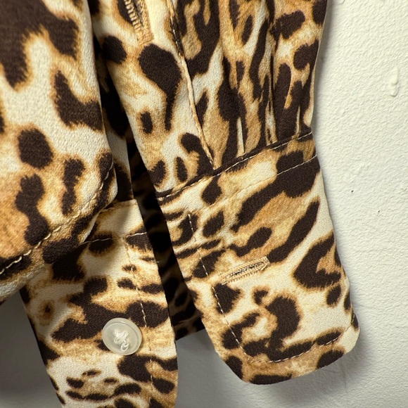 BANANA REPUBLIC WOMENS BUTTON DOWN LIGHTWEIGHT BLOUSE ANIMAL PRINT SZ XS - Picture 5 of 10